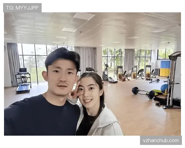 谌龙退役后在家带娃，老婆王适娴晒出他穿围裙做饭的样子，网友：这还是那个球场上杀气腾腾的他？